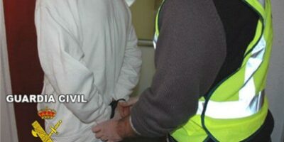 Detenido un hombre que agredía a su pareja en plena vía pública
