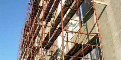 Fallece un trabajador tras caer de un andamio en Villablanca