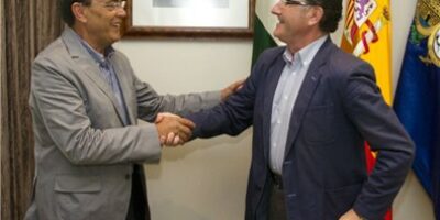 La Diputación y el Ayuntamiento de Villablanca firman un convenio de colaboración para el Festival de Danzas