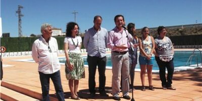 Cientos de vecinos acuden a la reapertura de las piscinas municipales de Gibraleón