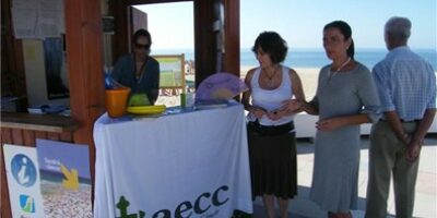 El Ayuntamiento colabora con la Asociación Española Contra el Cáncer para la instalación de mesas informativas en la playa