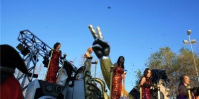 Miles de personas disfrutan de la Gran Cabalgata de carnaval de Isla Cristina