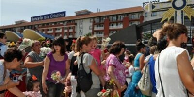 Más 500 niñas y niños isleños participan su tradicional desfile de Cruces de Mayo