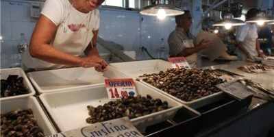 La Junta levanta la prohibición de mariscar mejillones en Isla Cristina
