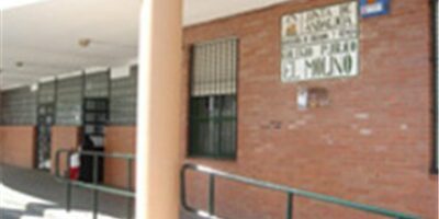 Decenas de padres y madres se encierran en el colegio El Molino de Isla Cristina