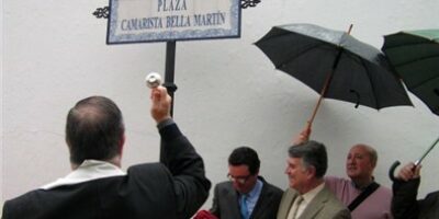 El Alcalde descubre el rótulo de la plaza ‘Camarista Bella Martín’ en el recinto romero