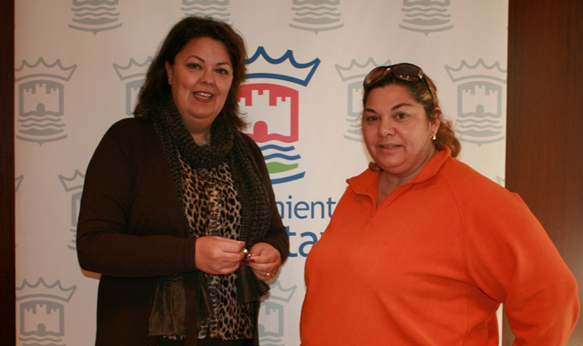 Gullón, ha entregado hoy a la presidenta de la asociación, Guadalupe Camacho, las llaves del local al donde se podrá contribuir en la campaña de ayuda.