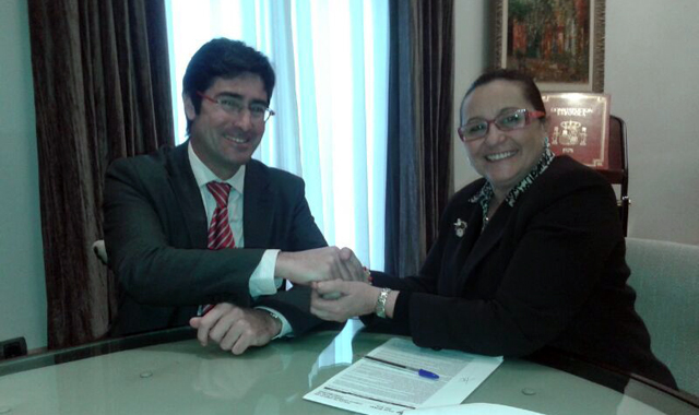 Faneca y Vázquez firman el acuerdo de colaboración.