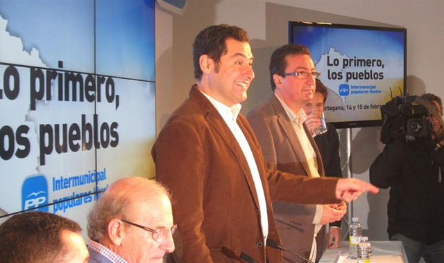 Moreno, acompañado en este acto por el presidente del PP de Huelva, Manuel Andrés González;