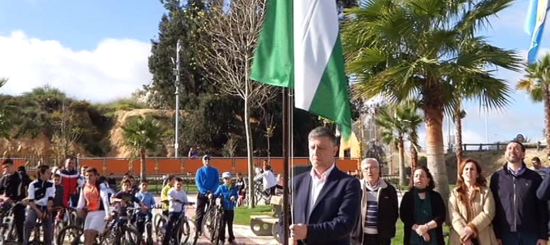 Alcalde de Palos de la Frontera, Carmelo Romero izando la bandera de Andalucía