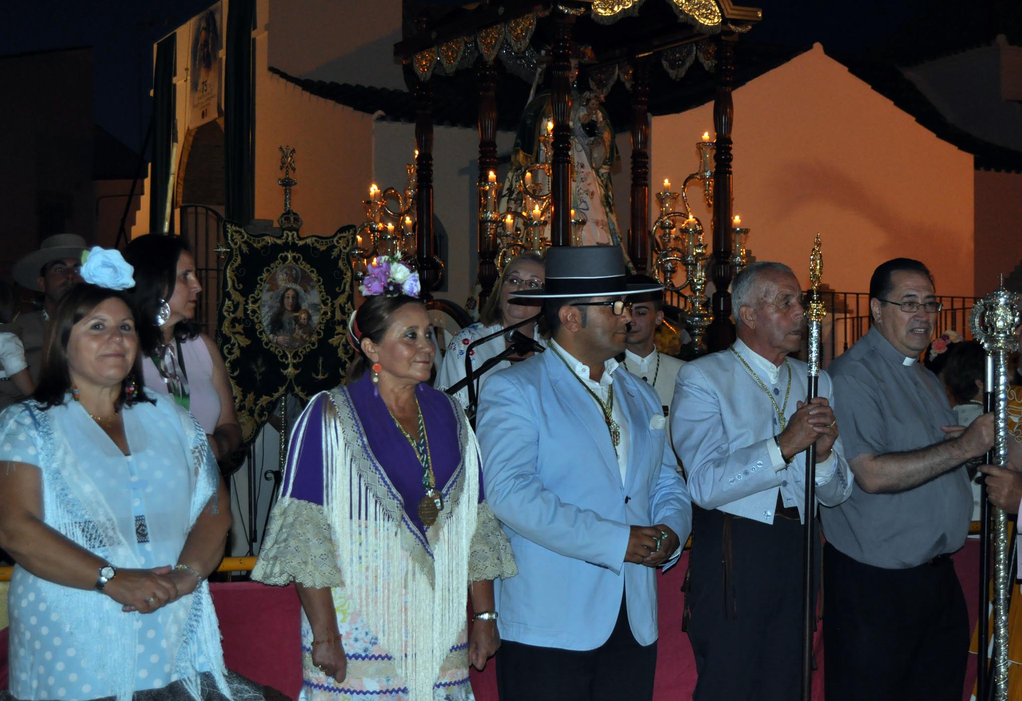 La Alcaldesa islen~a junto al Alcalde de la Redondela, el Hermano Mayor y el Rvdo Padre Eduardo Moreno junto a la Virgen