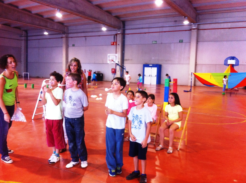 La Concejala de Educación, Mª del Carmen Beltrán, con la profesora y niños participantes en la gyncana deportiva