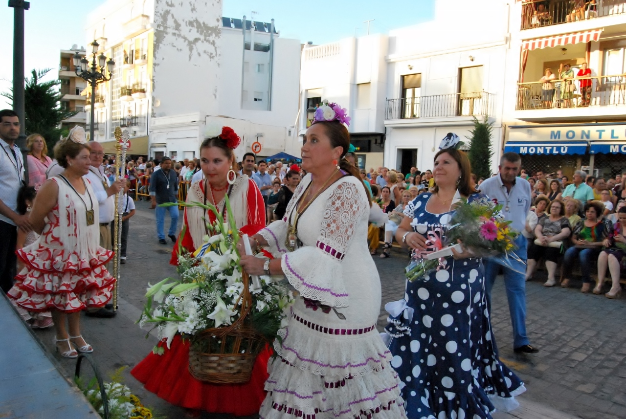 La autoridades ofrecen sus flores a la Virgen del Carmen