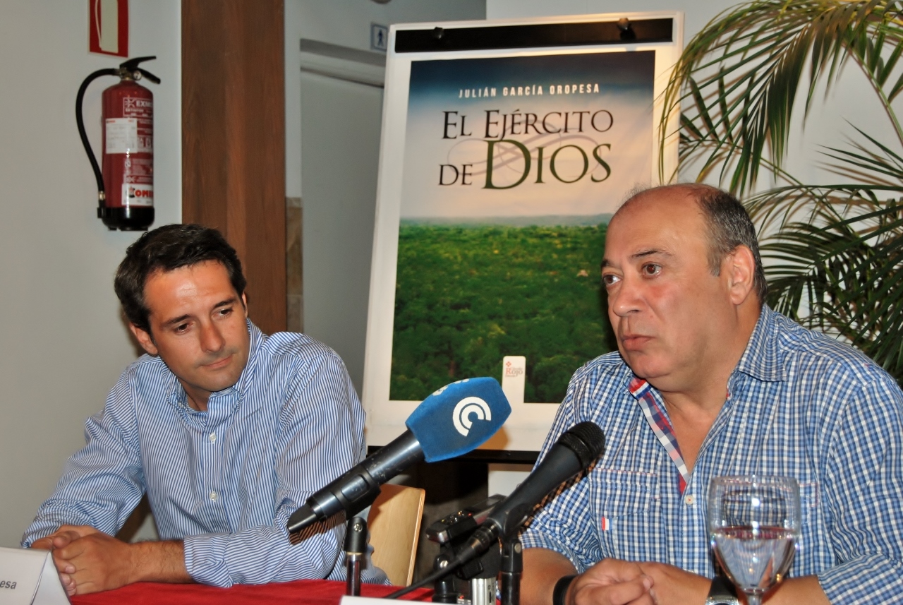 Zamudio junto al autor de la novela, Julián G. Oropesa
