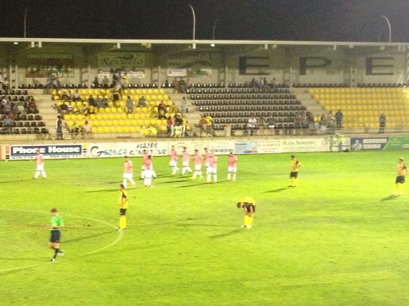 El Cádiz celebra uno de los goles en el Ciudad de Lepe.