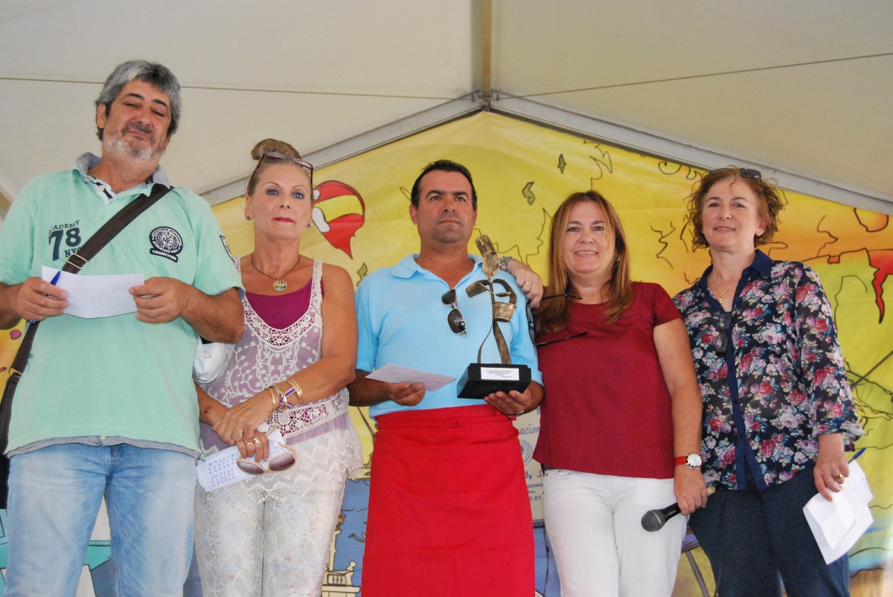 La Tte. de Alcalde, Isabel López, junto al ganador y jurado de Hoy Cocinan Ellos