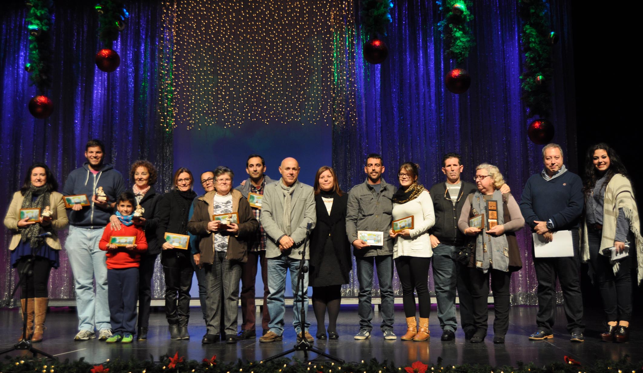 Ganadores y participantes del Concurso de Belenes junto a las autoridades locales
