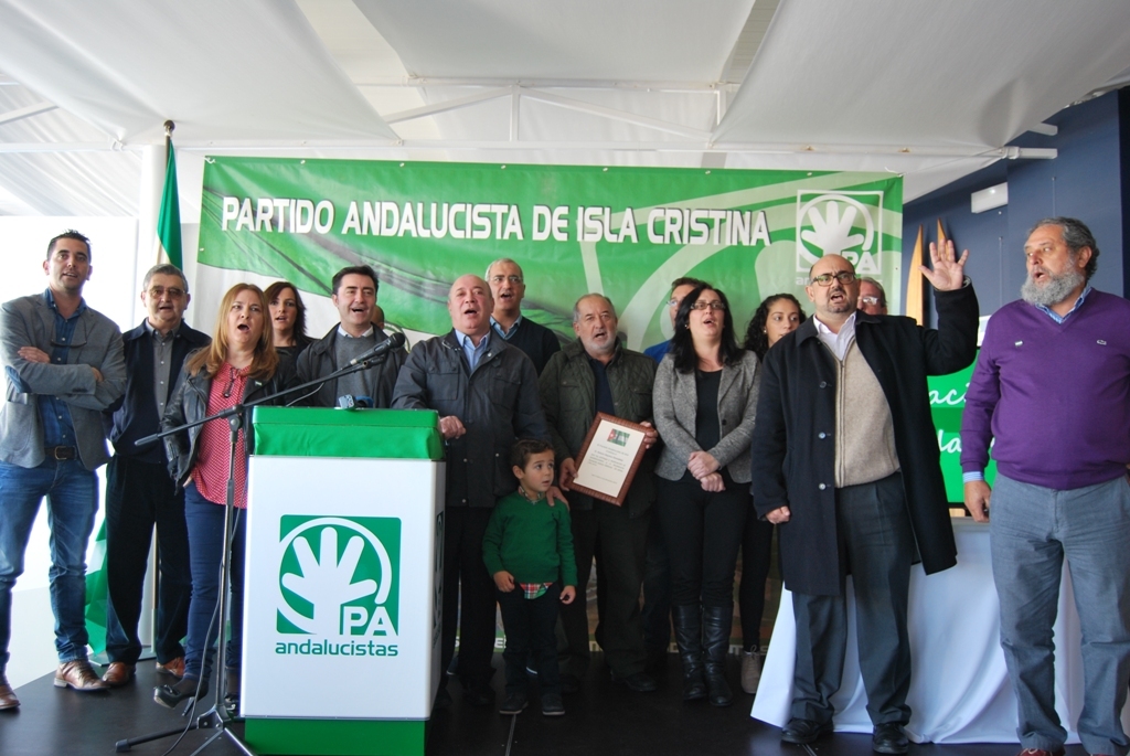 Los dirigentes andalucistas cantan el Himno de Andalucía al terminar el acto