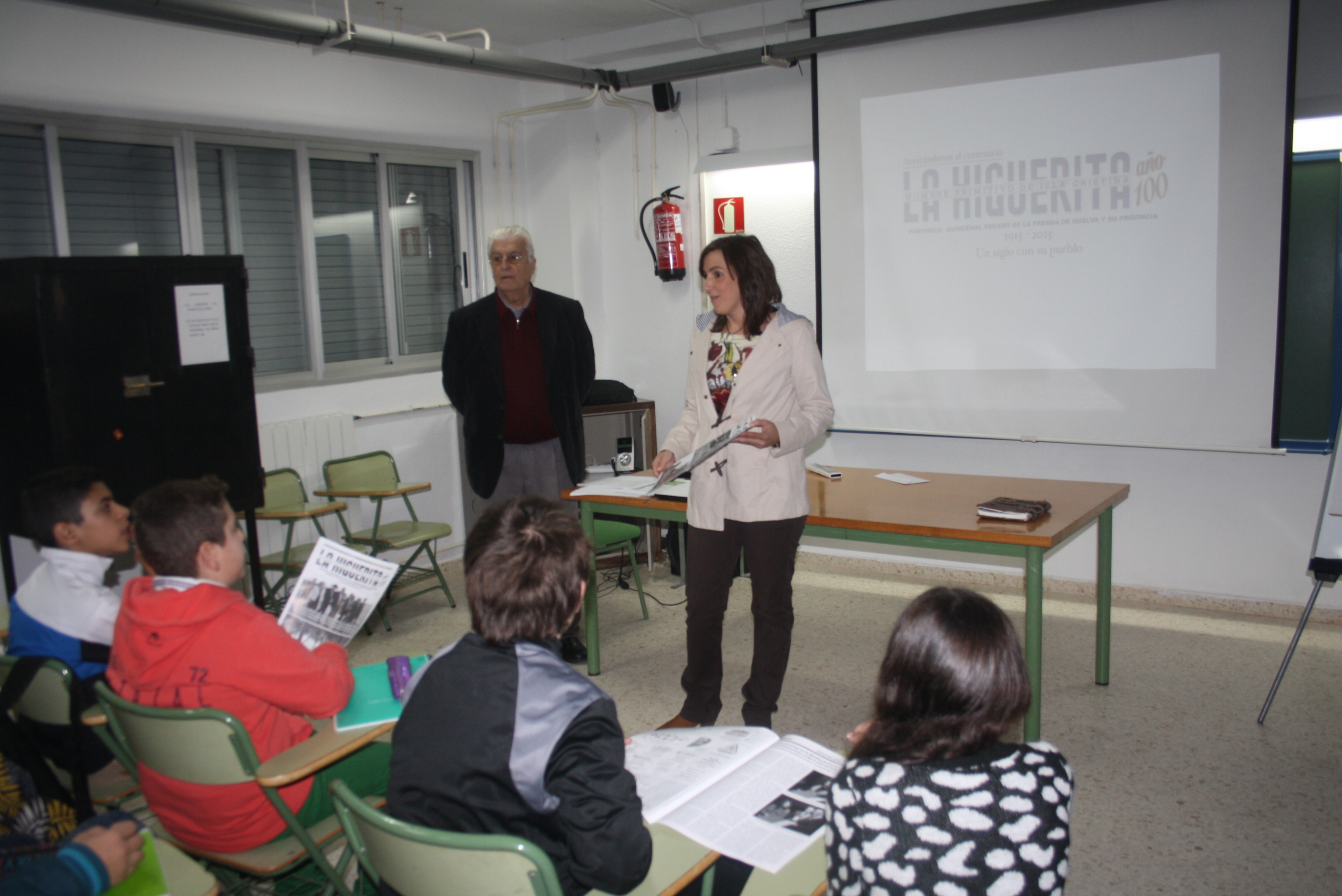 La Concejala de Educación, Mª del Carmen Beltrán, explica en clase la importancia del periódico local La Higuerita
