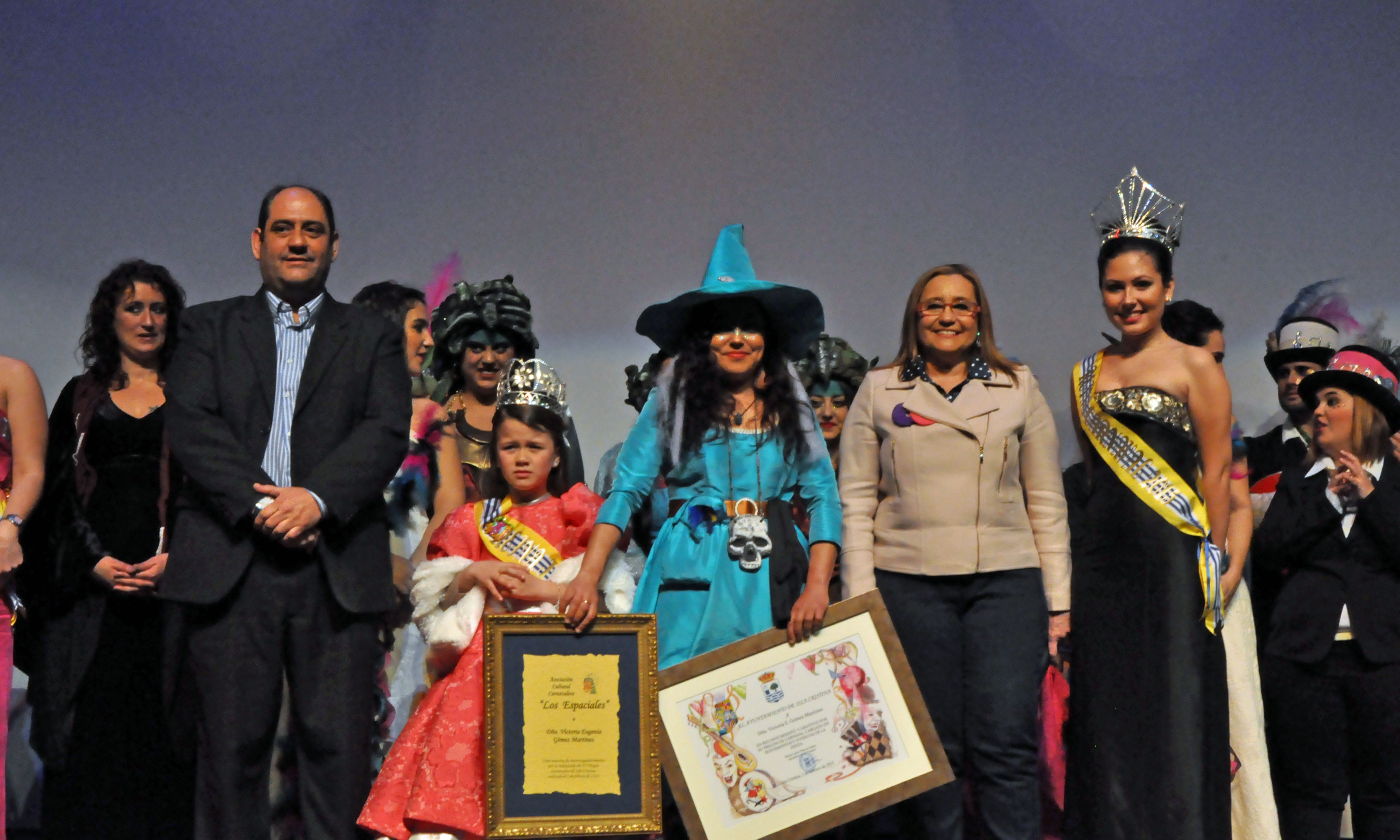 La Alcaldesa junto al presidente de los Espaciales, la Reinas y la Pregonera