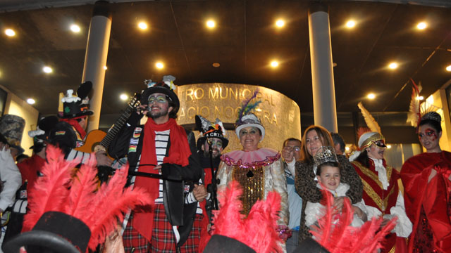 Manuel Carrasco junto a la Alcaldesa, la Concejala de Festejos, la concejala de Educacion y las Reinas del Carnaval