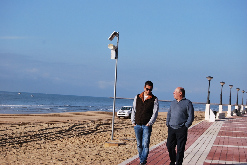 Zamudio y García durante su visita a la Playa Central con la torreta de comunicación detrás