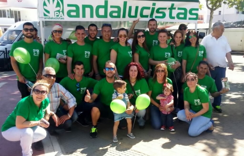 Los andalucistas isleños posan delante de la carpa desde donde informan a la ciudadanía