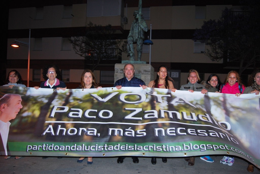 Zamudio junto a López y algunos miembros de su candidatura durante la pegada de carteles
