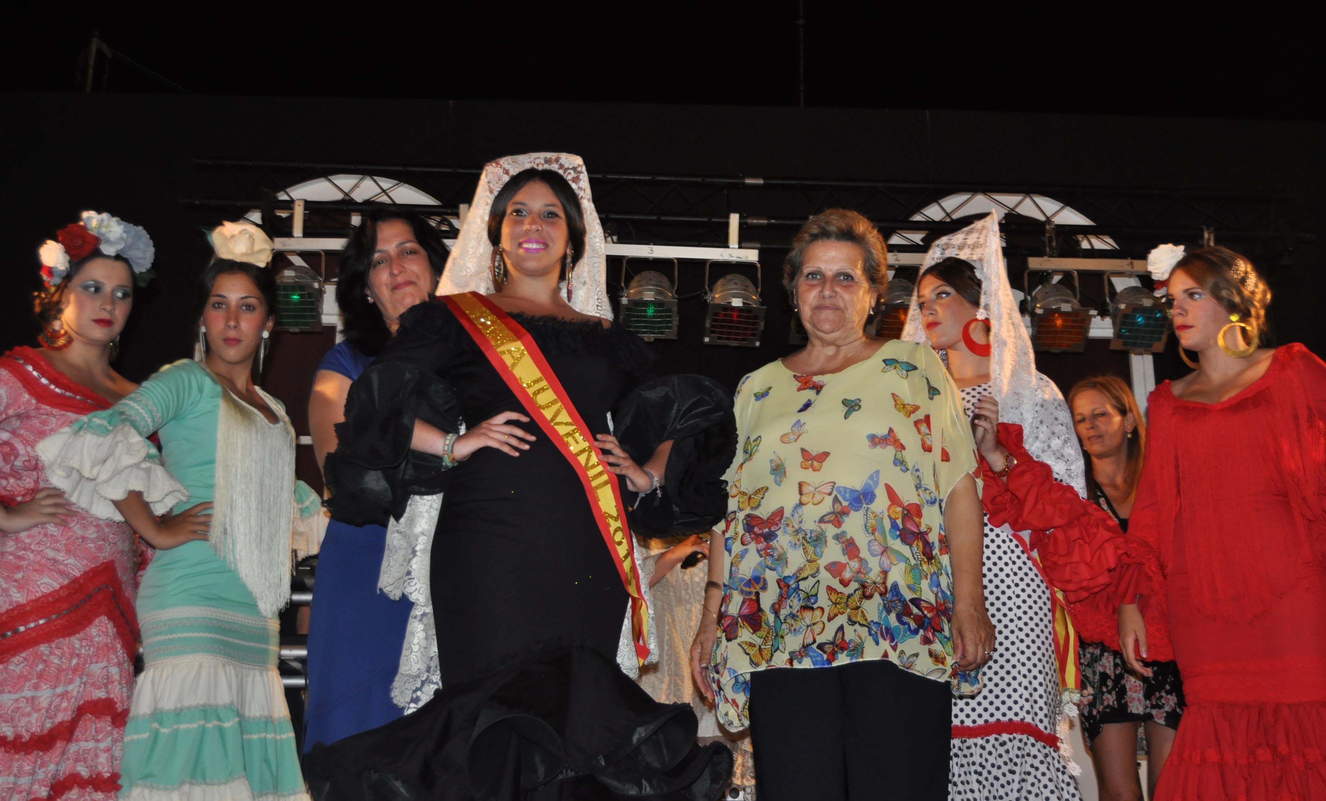 La Alcaldesa de Isla Cristina fue la encargada de imponer las Mantillas a las Reinas, en la imagen junta a la Juvenil Blanca Esparragosa