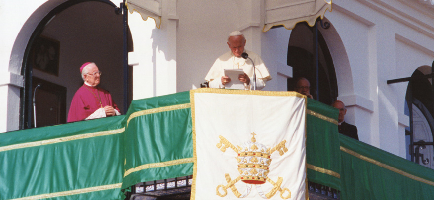 Juan Pablo II desde el balcón del santuario del Rocío