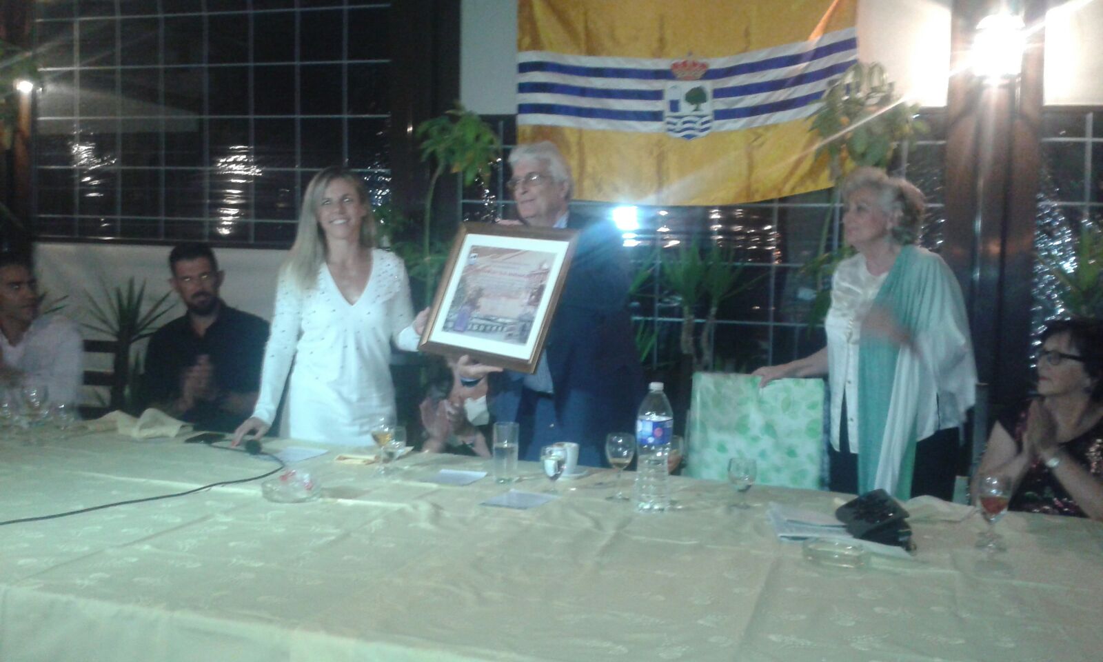 La Teniente de Alcalde, Montserrat Marquez hizo entrega de un pergamino conmemorativo a la Higuerita
