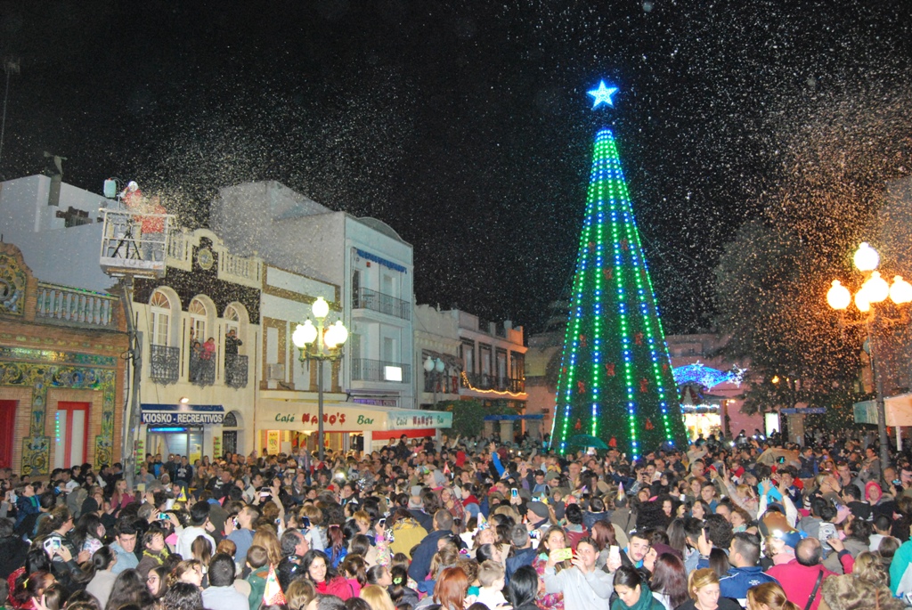 La plaza llena de isleños para recibir otra de las nevadas navideñas