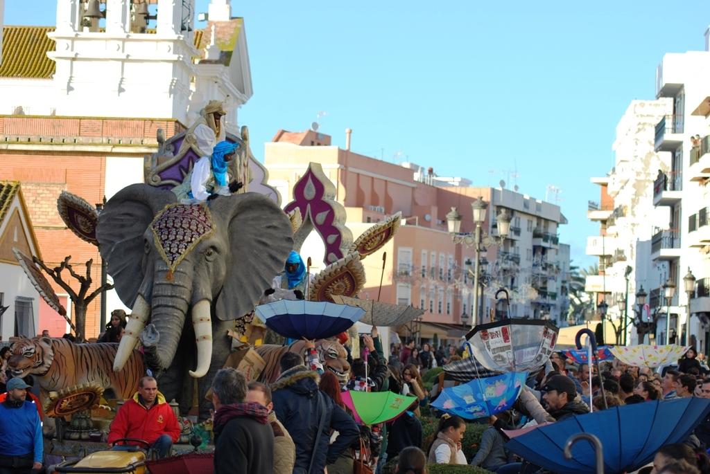 A pesar de la lluvia Isla Cristina acompañó a los Reyes Magos