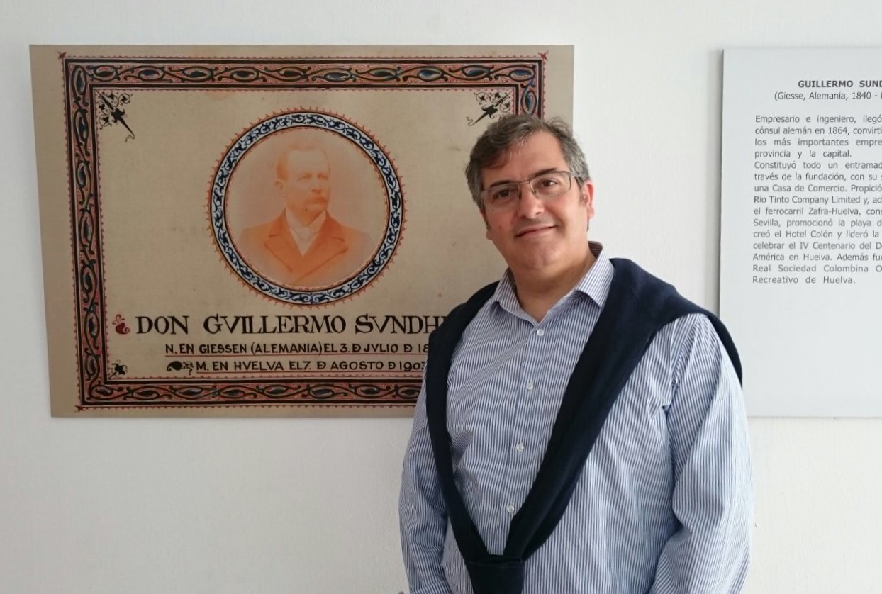El Primer Teniente de Alcalde, Francisoc Zamudio junto a una imagen de Guillermo Sundheim