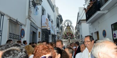 La Virgen de Montemayor ya preside la iglesia parroquial desde el altar de la novena
