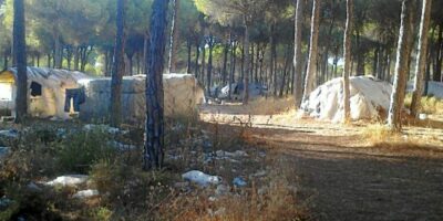 La Guardia Civil investiga el hallazgo de restos humanos calcinados en una zona de chabolas en Moguer