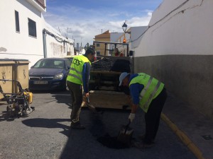 Operarios asfaltando Gibraleón