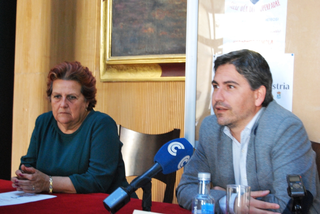 La alcaldesa, Antonia Grao y el concejal de comercio, Carlos Guarch, durante la presentacion de la campaña