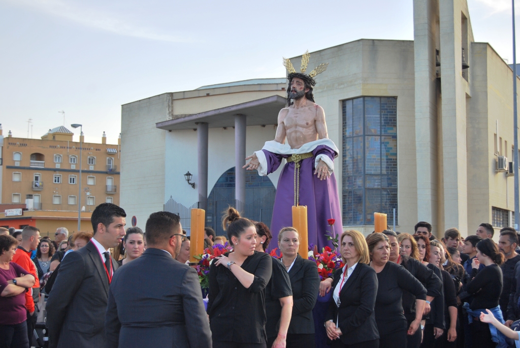 El Cristo de la Humildad portado por las costaleras de la Virgen del Mar