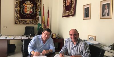 Cristóbal Romero firma un convenio de colaboración con el IES Dolmen de Soto con motivo del Fernando Belmonte 2017
