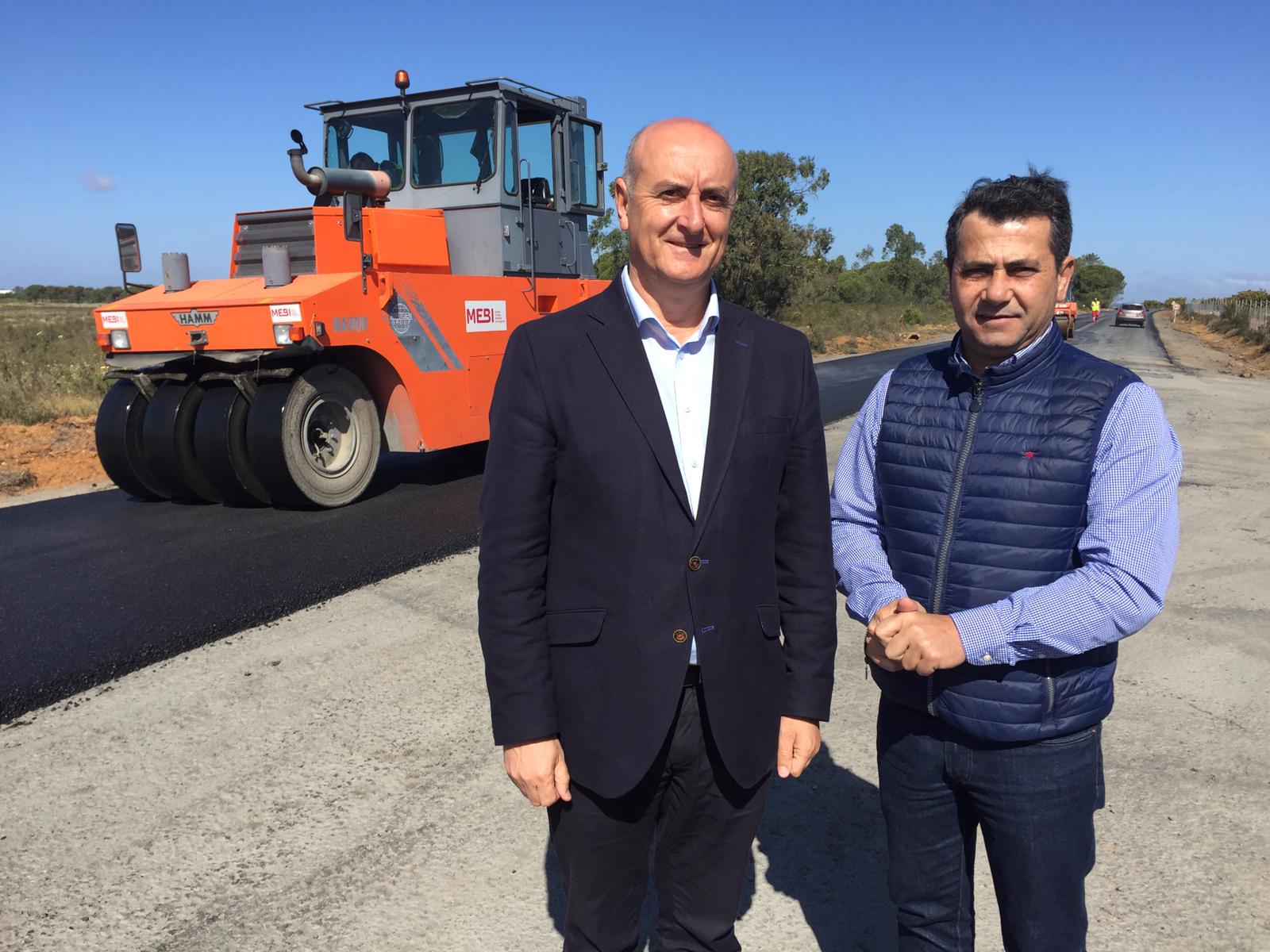 El Alcalde de Lepe visita las obras de asfaltado de caminos rurales