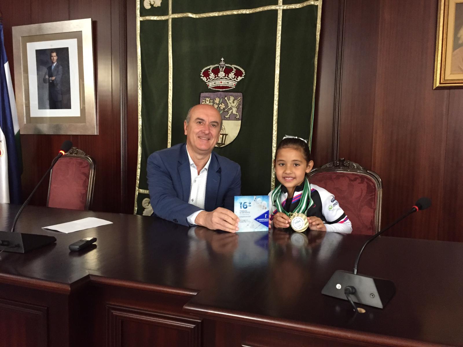La joven patinadora Lucía Gil recibe un homenaje en el Ayuntamiento de Lepe