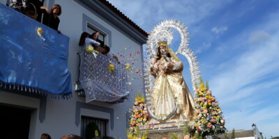 La Virgen de Piedras Albas realizó ayer su traslado de El Almendro a Castillejos