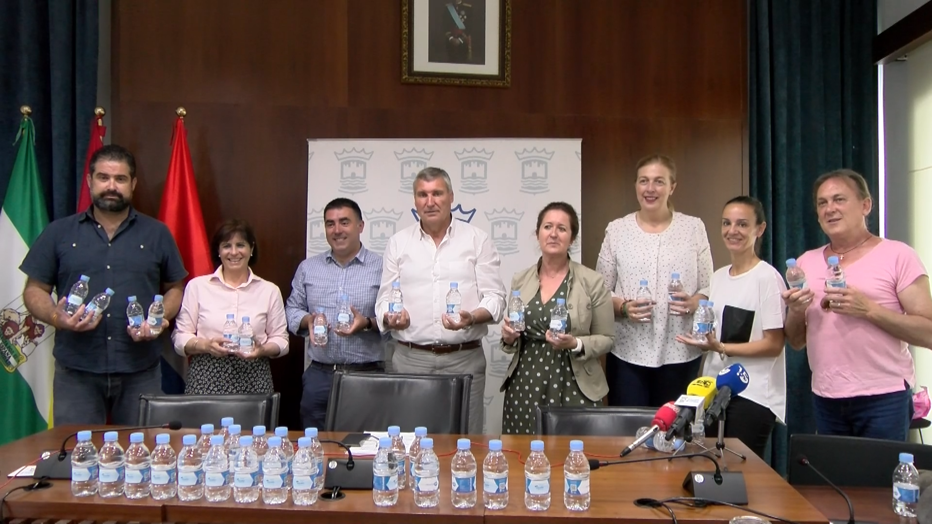 Aqualia entrega más de 3.000 botellas de agua a las Hermandades de Cartaya para las peregrinaciones de los próximos días