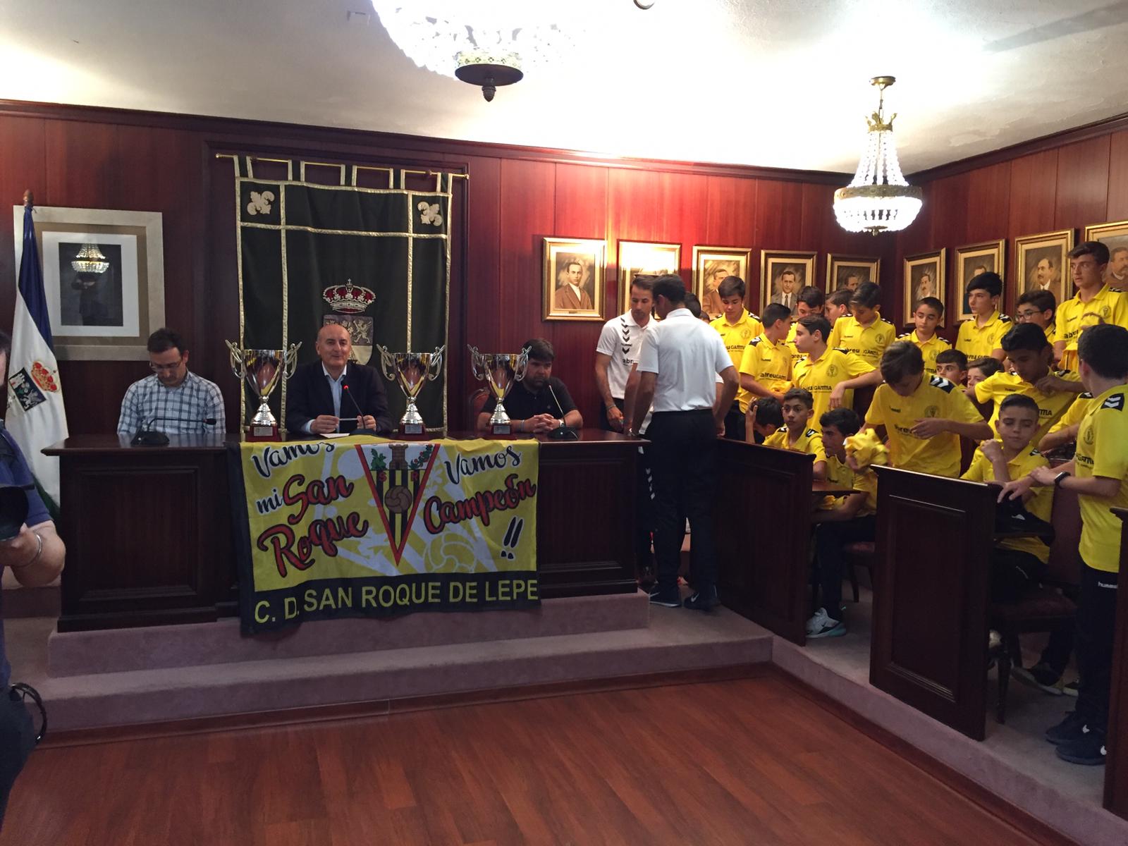 El Alcalde de Lepe recibe a los equipos campeones de la Escuela Municipal de Fútbol