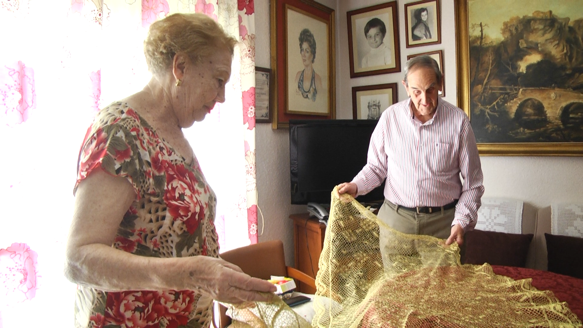 Una vecina de Cartaya de 80 años dedica tres años en confeccionar una mantilla para la Patrona