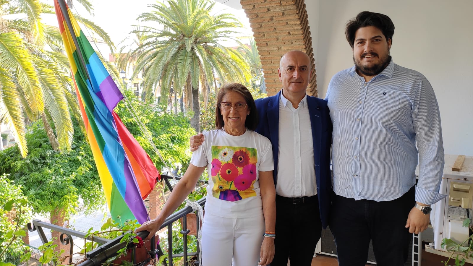 El Ayuntamiento de Lepe iza la bandera LGTBI