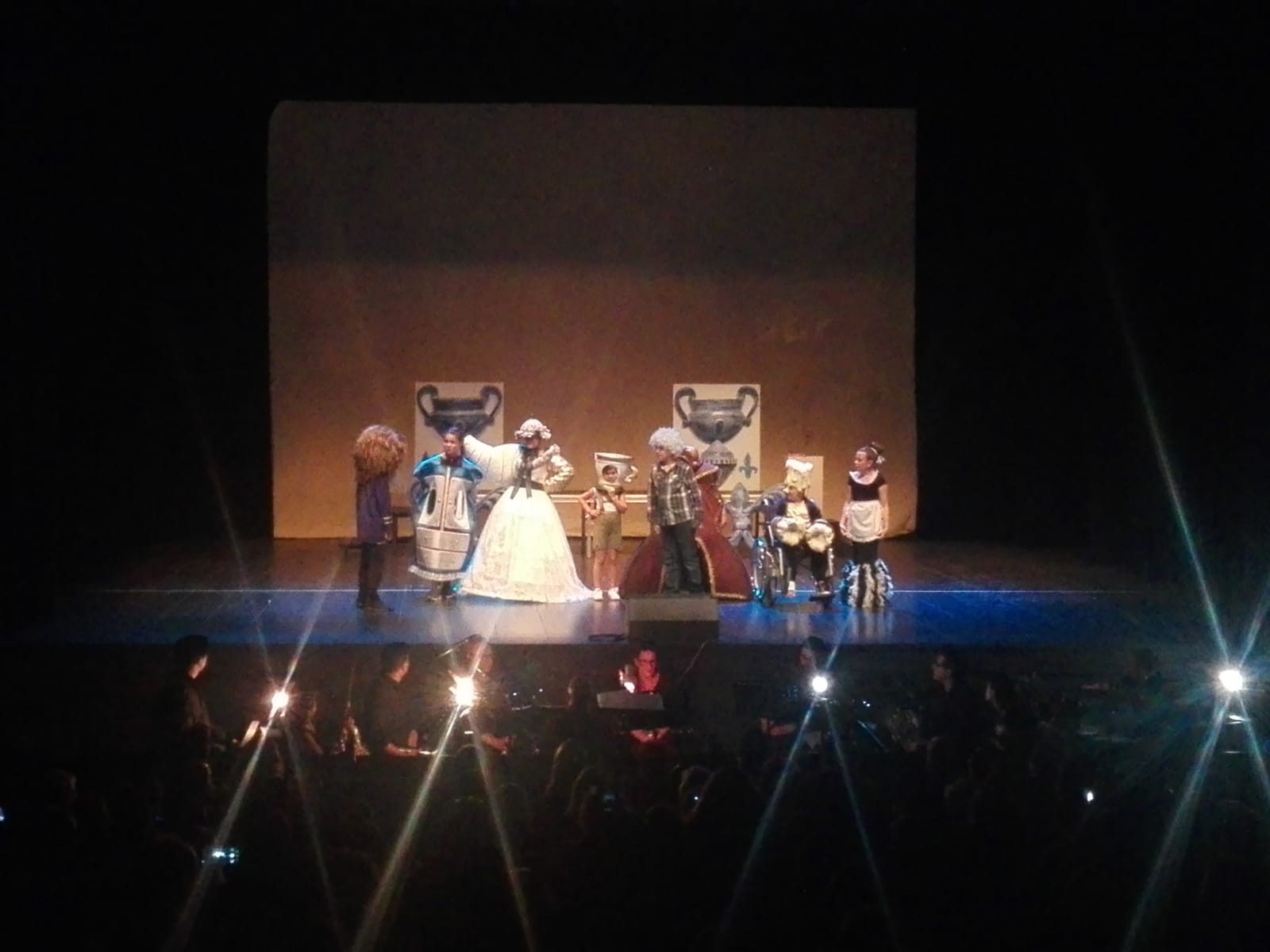 El Teatro del Mar de Punta Umbría acogió el musical ‘La Belleza está en el Interior’