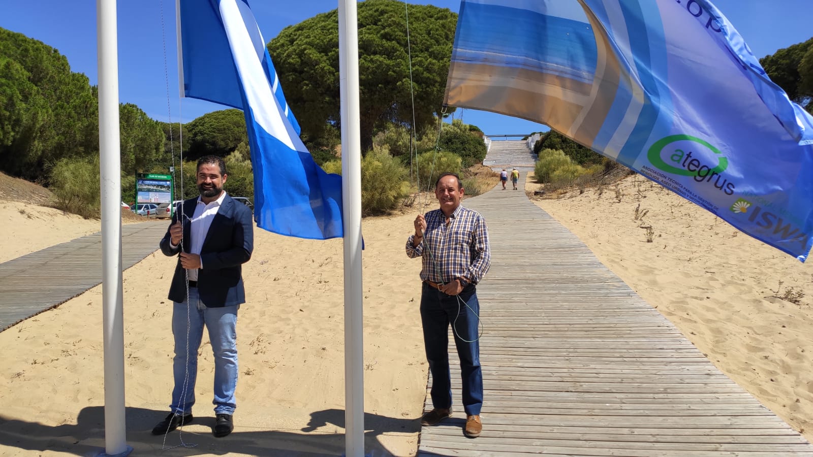 Manuel Barroso iza la Bandera Azul en la Playa de San Miguel