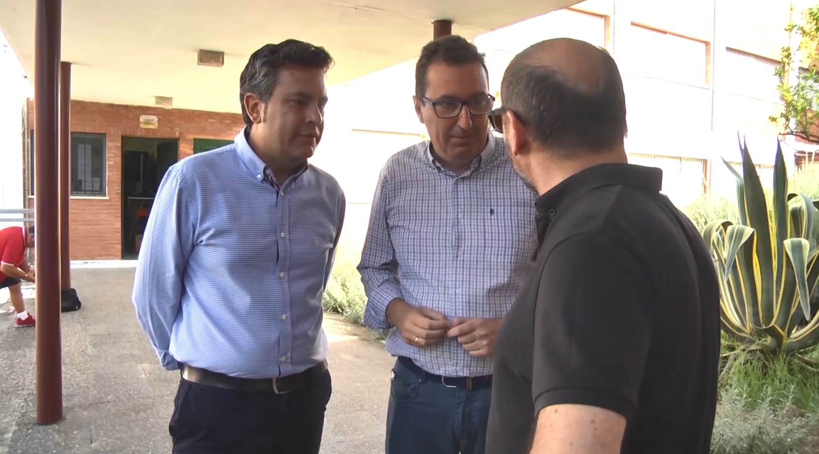 Manuel Andrés González visita el IES El Sur en Lepe